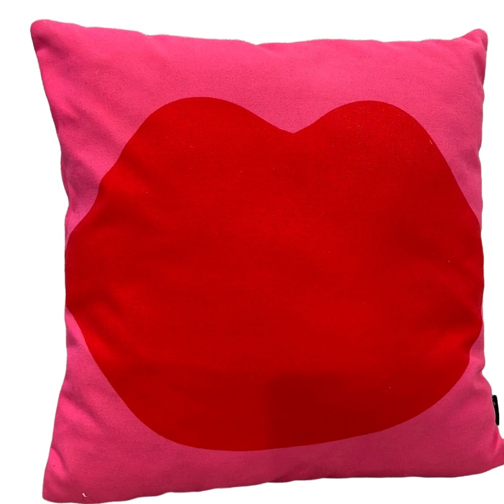 LIP PILLOW